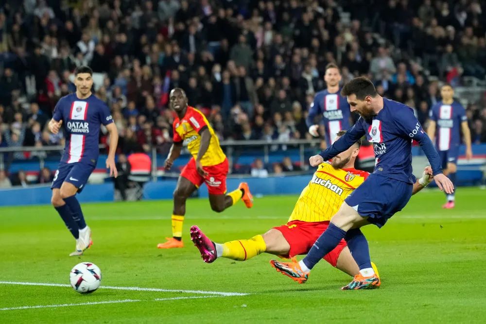 4月15日，巴黎圣日耳曼队球员梅西（前右一）在比赛中射门得分。新华社发（戈兰·热尔沃 摄）